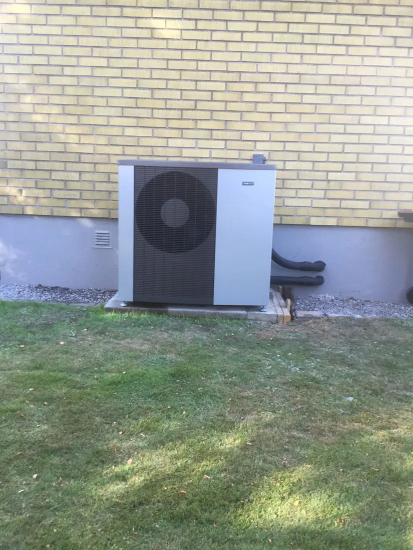 Luft-vattenvärmepump monterad vid husvägg